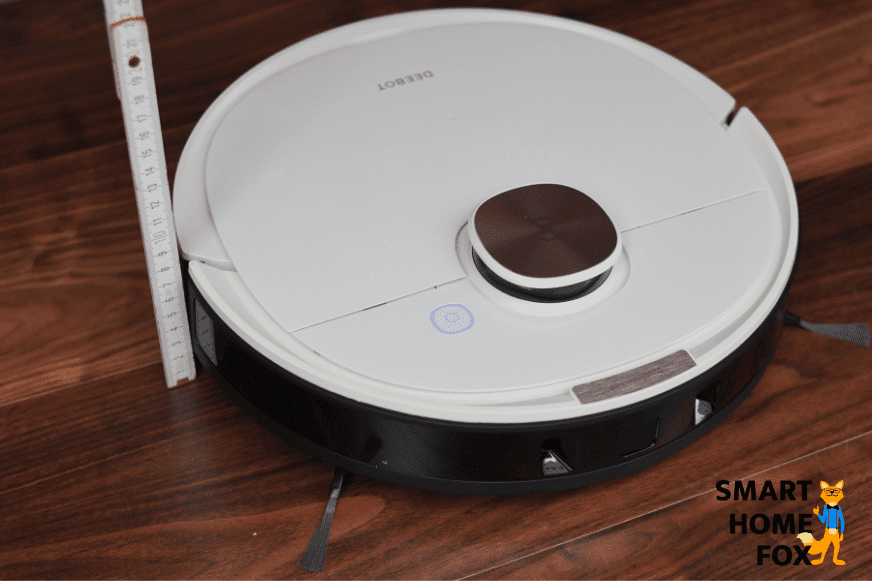 Deebot OZMO T8 измеряется линейкой.